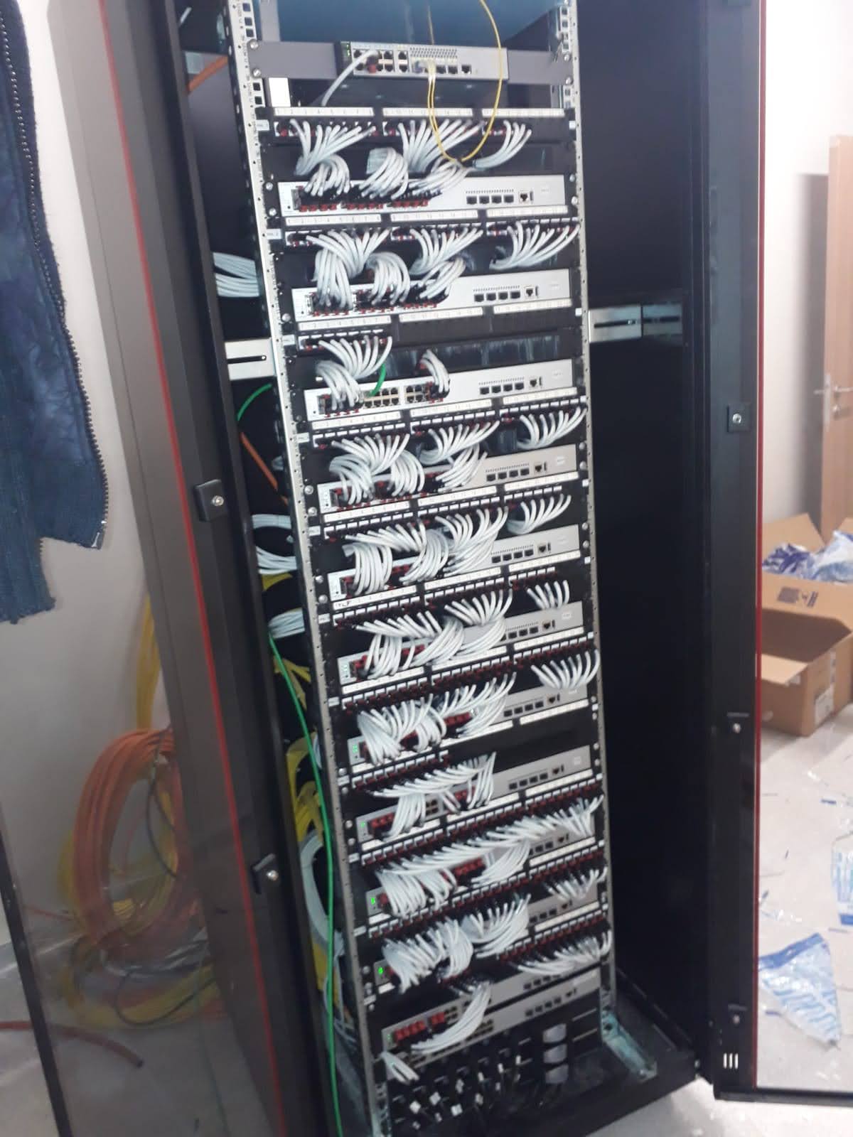 Kurumsal network rack kabin düzenlemesi