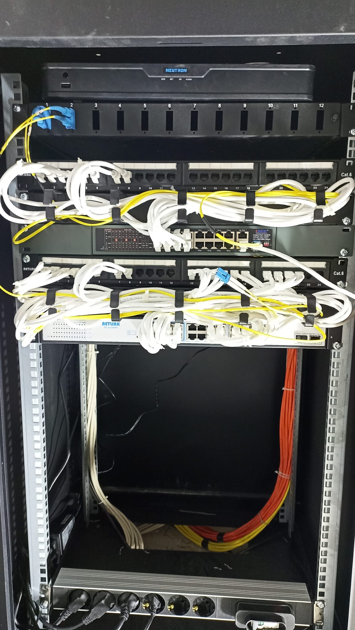 Cat6 ve fiber bağlantılı network kabini
